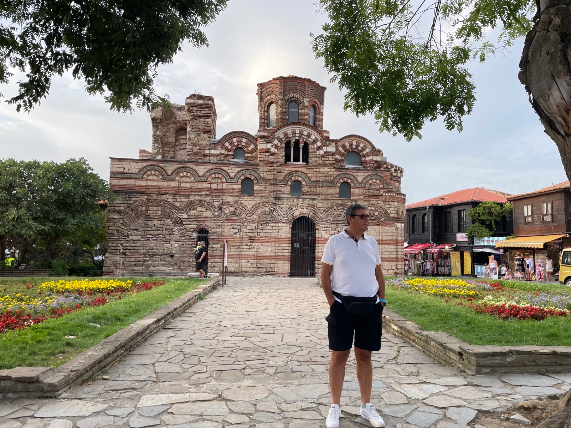 Andrea Di Gregorio davanti a una chiesa storica in Bulgaria